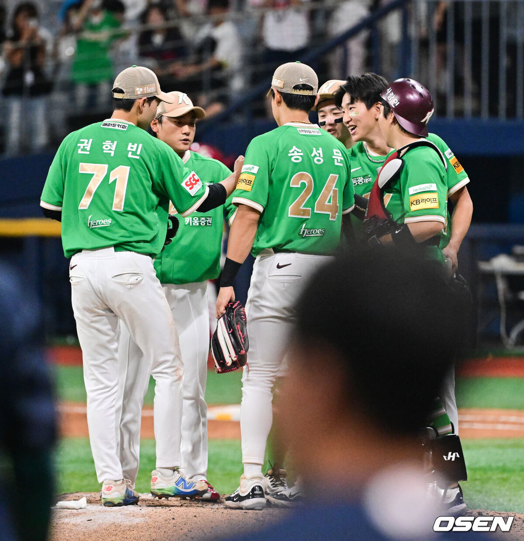 프로야구 키움 히어로즈가 에이스 라울 알칸타라의 호투를 앞세워 길었던 7연패에서 탈출했다. 키움은 1일 서울 고척스카이돔에서 열린 ‘2025 신한은행 SOL Bank KBO리그’ 롯데 자이언츠와의 경기에서 2-0으로 승리하고 7연패를 끊었다. 경기종료 후 키움 선수들이 승리의 기쁨을 나누고 있다.  2025.08.01 / soul1014@osen.co.kr