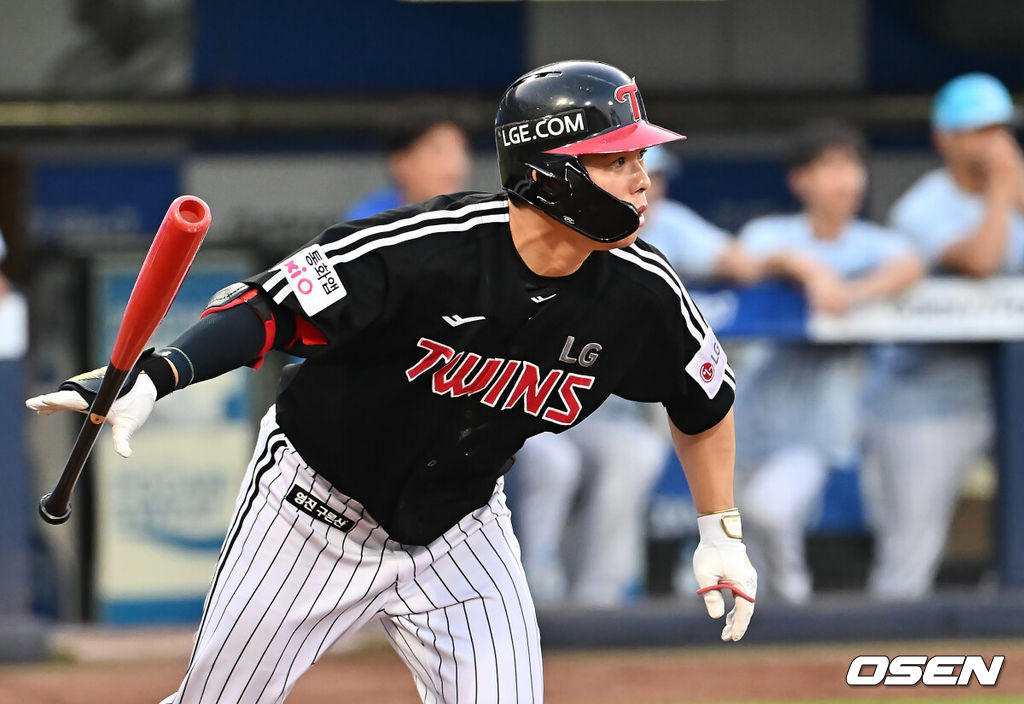 1일 대구삼성라이온즈파크에서 2025 신한 SOL 뱅크 KBO 리그 삼성 라이온즈와 LG 트윈스의 경기가 열렸다. 홈팀 삼성은 후라도가, 방문팀 LG는 임찬규가 선발 출전했다. LG 트윈스 문성주가 3회초 2사 3루 우중간 동점 1타점 안타를 치고 있다. 2025.08.01 / foto0307@osen.co.kr