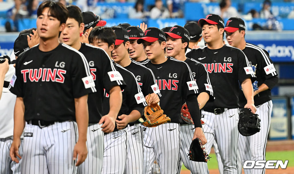 1일 대구삼성라이온즈파크에서 2025 신한 SOL 뱅크 KBO 리그 삼성 라이온즈와 LG 트윈스의 경기가 열렸다. 홈팀 삼성은 후라도가, 방문팀 LG는 임찬규가 선발 출전했다. LG 트윈스 선수들이 삼성 라이온즈에 4-2로 승리한 후 코치진과 하이파이브를 하고 있다. 2025.08.01 / foto0307@osen.co.kr