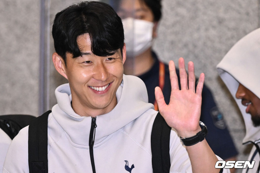 토트넘 선수단이 1일 오후 인천국제공항을 통해 입국했다. 토트넘은 오는 3일 서울월드컵경기장에서 뉴캐슬(잉글랜드)과 2025 쿠팡플레이 시리즈 2경기를 치른다.잉글랜드 프리미어리그 토트넘 홋스퍼 손흥민이 팬들을 향해 손을 흔들고 있다. 2025.08.01 /cej@osen.co.kr