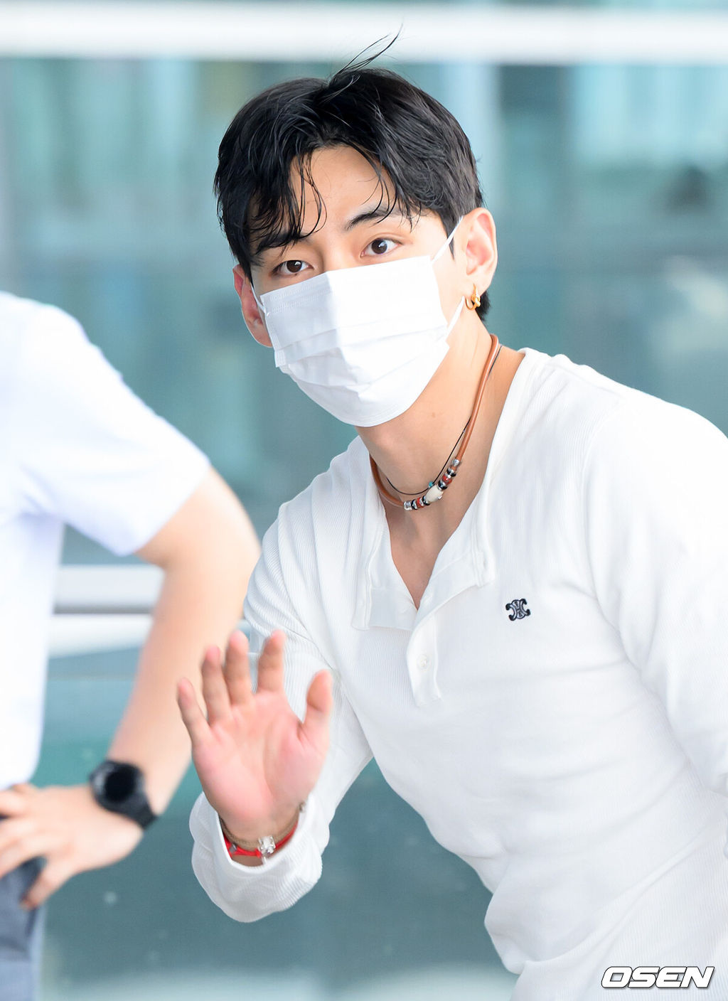 그룹 방탄소년단(BTS) 뷔가 4일 해외 일정차 인천국제공항을 통해 출국했다.최근 멤버 전원이 군 복무를 마치고 본격적인 그룹 활동 재개에 시동을 걸고 있는 BTS는 2025년 새 앨범 발매와 함께 대규모 월드투어를 계획 중이다.뷔가 출국장으로 향하며 인사를 하고 있다. 2025.07.04 /sunday@osen.co.kr