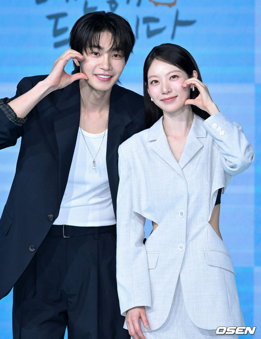 29일 오후 서울 상암동 쇼킹케이팝센터에서 채널A 새 토일드라마 ‘여행을 대신해 드립니다’ 제작발표회가 열렸다.이날 행사에는 배우 공승연, 유준상, 김재영, 홍수현, 오현중, 강솔 감독이 참석했다.배우 김재영, 공승연이 포즈를 취하고 있다. 2025.07.29 /cej@osen.co.kr