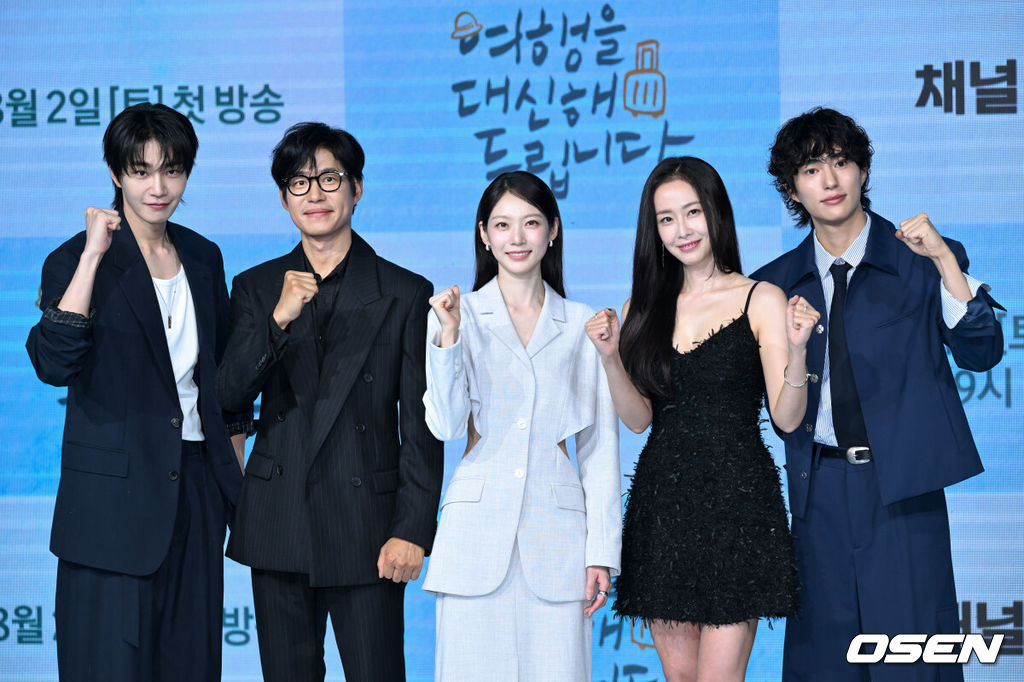 29일 오후 서울 상암동 쇼킹케이팝센터에서 채널A 새 토일드라마 ‘여행을 대신해 드립니다’ 제작발표회가 열렸다.이날 행사에는 배우 공승연, 유준상, 김재영, 홍수현, 오현중, 강솔 감독이 참석했다.배우 김재영, 유준상, 공승연, 홍수현, 오현중이 포즈를 취하고 있다. 2025.07.29 /cej@osen.co.kr