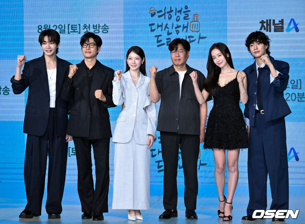 29일 오후 서울 상암동 쇼킹케이팝센터에서 채널A 새 토일드라마 ‘여행을 대신해 드립니다’ 제작발표회가 열렸다.이날 행사에는 배우 공승연, 유준상, 김재영, 홍수현, 오현중, 강솔 감독이 참석했다.배우 김재영, 유준상, 공승연, 강솔 감독, 홍수현, 오현중이 포즈를 취하고 있다. 2025.07.29 /cej@osen.co.kr