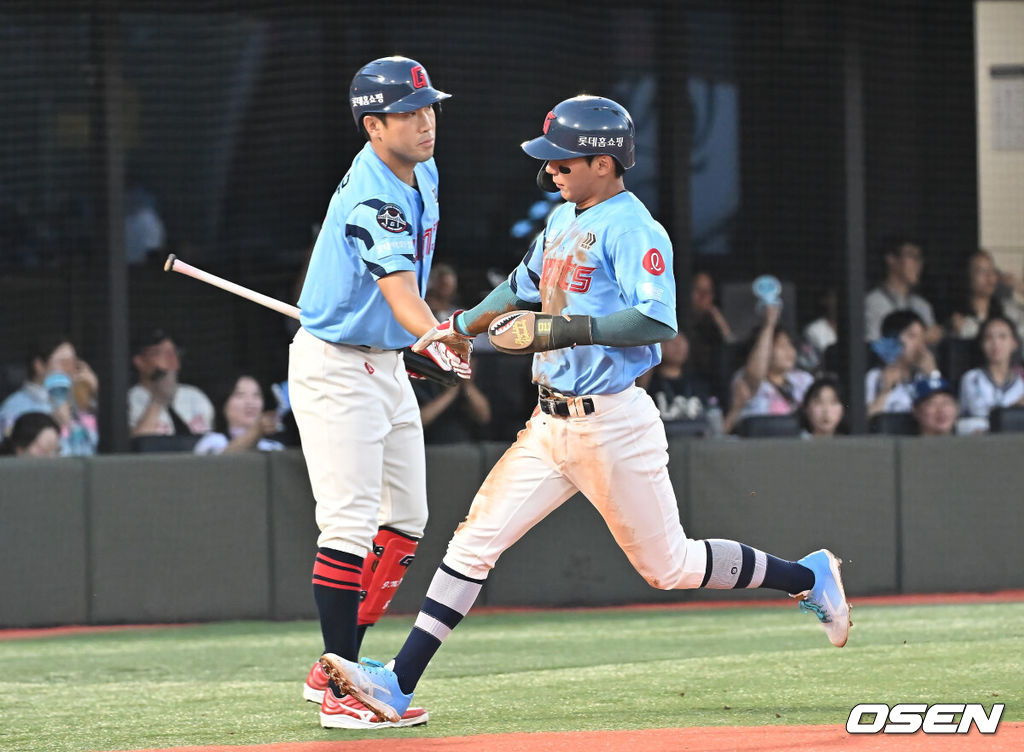 31일 부산 사직야구장에서 2025 신한 SOL 뱅크 KBO 리그 롯데 자이언츠와 NC 다이노스의 경기가 열렸다. 홈팀 롯데는 데이비슨이, 방문팀 NC는 김녹원이 선발 출전했다.롯데 자이언츠 장두성이 2회말 1사 만루 레이예스의 중견수 희생플라이때 득점을 올리고 하이파이브를 하고 있다. 2025.07.31 / foto0307@osen.co.kr