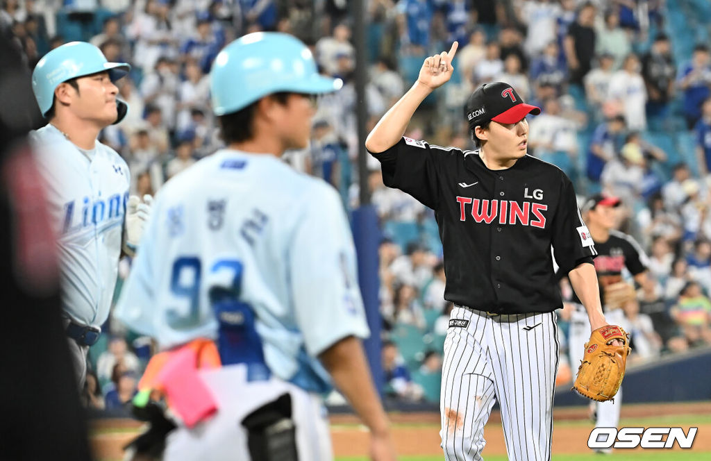 1일 대구삼성라이온즈파크에서 2025 신한 SOL 뱅크 KBO 리그 삼성 라이온즈와 LG 트윈스의 경기가 열렸다. 홈팀 삼성은 후라도가, 방문팀 LG는 임찬규가 선발 출전했다. LG 트윈스 임찬규가 6회말 2사 2루 삼성 라이온즈 박병호를 우익스 플라이로 잡고 손을 들어 보이고 있다. 2025.08.01 / foto0307@osen.co.kr
