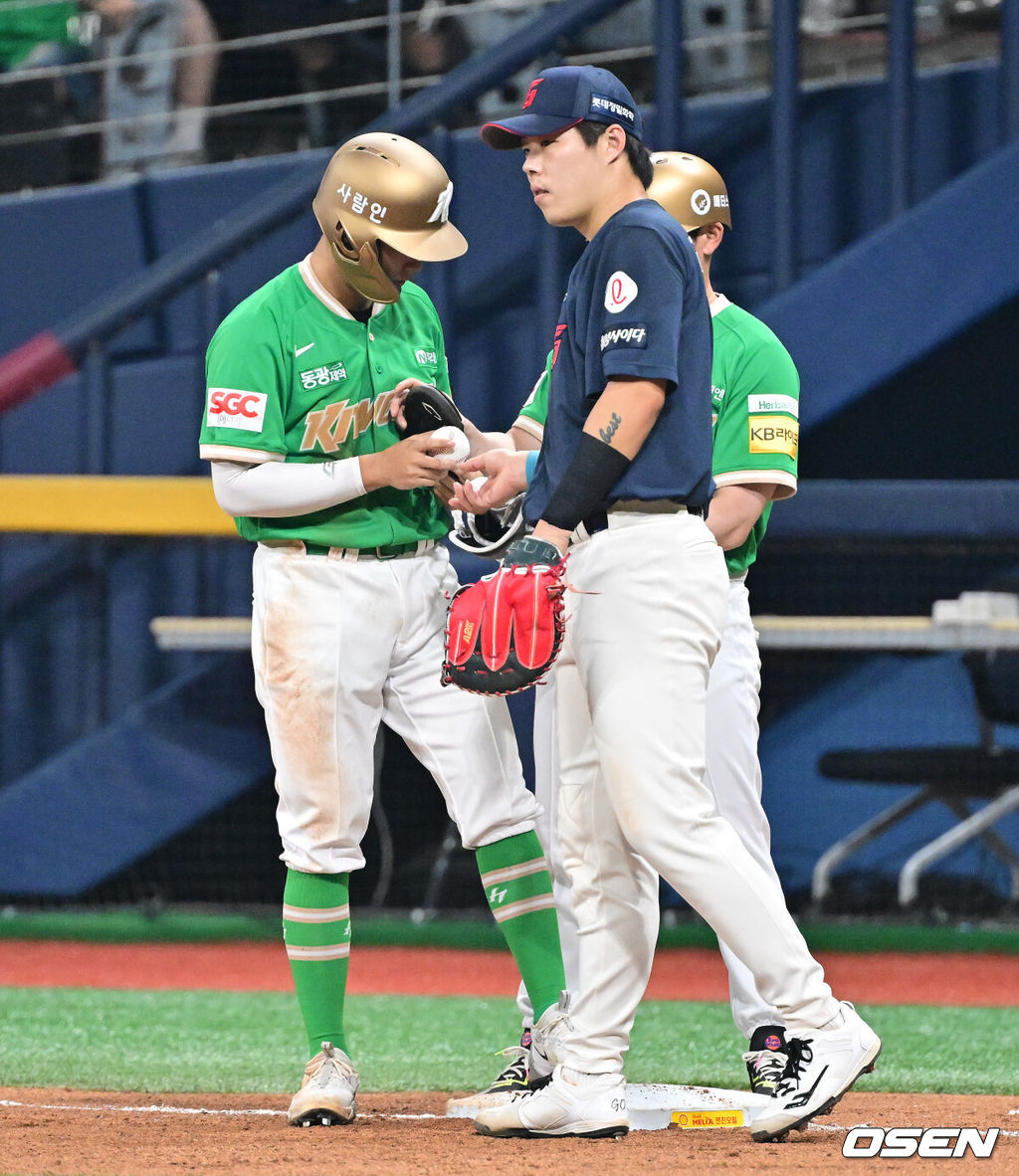 1일 오후 서울 고척스카이돔에서 ‘2025 신한 SOL BANK KBO리그’ 키움 히어로즈와 롯데 자이언츠의 경기가 진행됐다.이날 경기에 키움은 알칸타라를, 롯데는 이민석을 선발투수로 내세웠다.7회말 무사 1루 키움 염승원이 안타를 날리고 데뷔 첫 안타 기념구를 전달 받고 있다.  2025.08.01 / soul1014@osen.co.kr