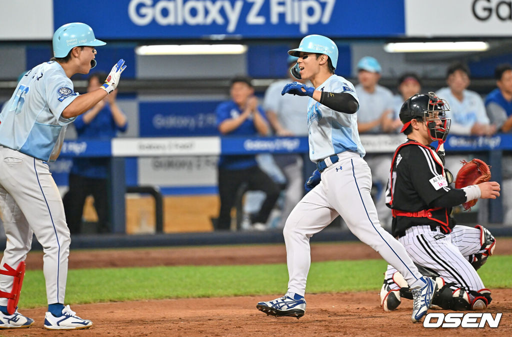 2일 대구삼성라이온즈파크에서 2025 신한 SOL 뱅크 KBO 리그 삼성 라이온즈와 LG 트윈스의 경기가 열렸다. 홈팀 삼성은 원태인이, 방문팀 LG는 에르난데스가 선발 출전했다. 삼성 라이온즈 김성윤이 6회말 우중월 동점 솔로 홈런을 치고 하이파이브를 하고 있다. 2025.08.02 / foto0307@osen.co.kr