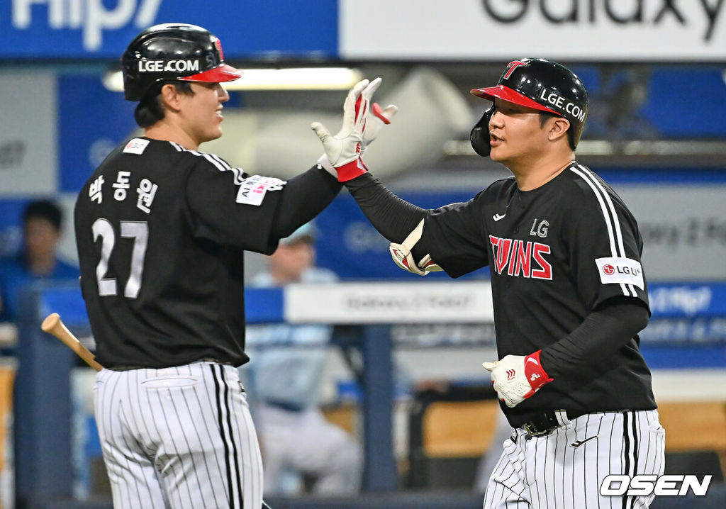 2일 대구삼성라이온즈파크에서 2025 신한 SOL 뱅크 KBO 리그 삼성 라이온즈와 LG 트윈스의 경기가 열렸다. 홈팀 삼성은 원태인이, 방문팀 LG는 에르난데스가 선발 출전했다. LG 트윈스 문보경이 7회초 1사 중월 솔로 홈런을 치고 하이파이브를 하고 있다. 2025.08.02 / foto0307@osen.co.kr