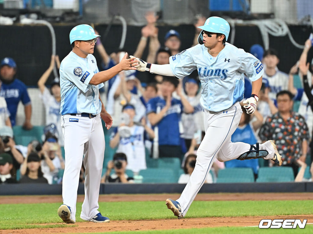 2일 대구삼성라이온즈파크에서 2025 신한 SOL 뱅크 KBO 리그 삼성 라이온즈와 LG 트윈스의 경기가 열렸다. 홈팀 삼성은 원태인이, 방문팀 LG는 에르난데스가 선발 출전했다. 삼성 라이온즈 김영웅이 7회말 우월 동점 솔로 홈런을 치고 하이파이브를 하고 있다. 2025.08.02 / foto0307@osen.co.kr