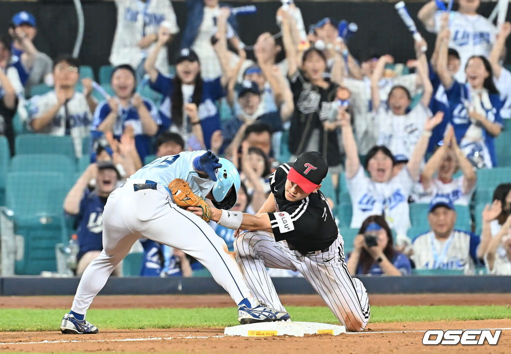 2일 대구삼성라이온즈파크에서 2025 신한 SOL 뱅크 KBO 리그 삼성 라이온즈와 LG 트윈스의 경기가 열렸다. 홈팀 삼성은 원태인이, 방문팀 LG는 에르난데스가 선발 출전했다. 삼성 라이온즈 김성윤이 8회말 1사 우중간 3루타를 치고 세이프되고 있다. 2025.08.02 / foto0307@osen.co.kr