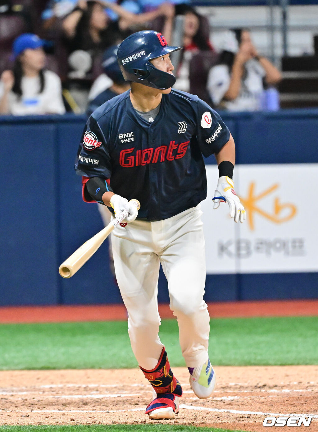 2일 오후 서울 고척스카이돔에서 ‘2025 신한 SOL BANK KBO리그’ 키움 히어로즈와 롯데 자이언츠의 경기가 진행됐다.이날 경기에서 키움은 김윤하를, 롯데는 나균안을 선발투수로 내세웠다.6회초 무사 1루 롯데 박승욱이 1타점 적시타를 날리고 있다.   2025.08.02 / soul1014@osen.co.kr