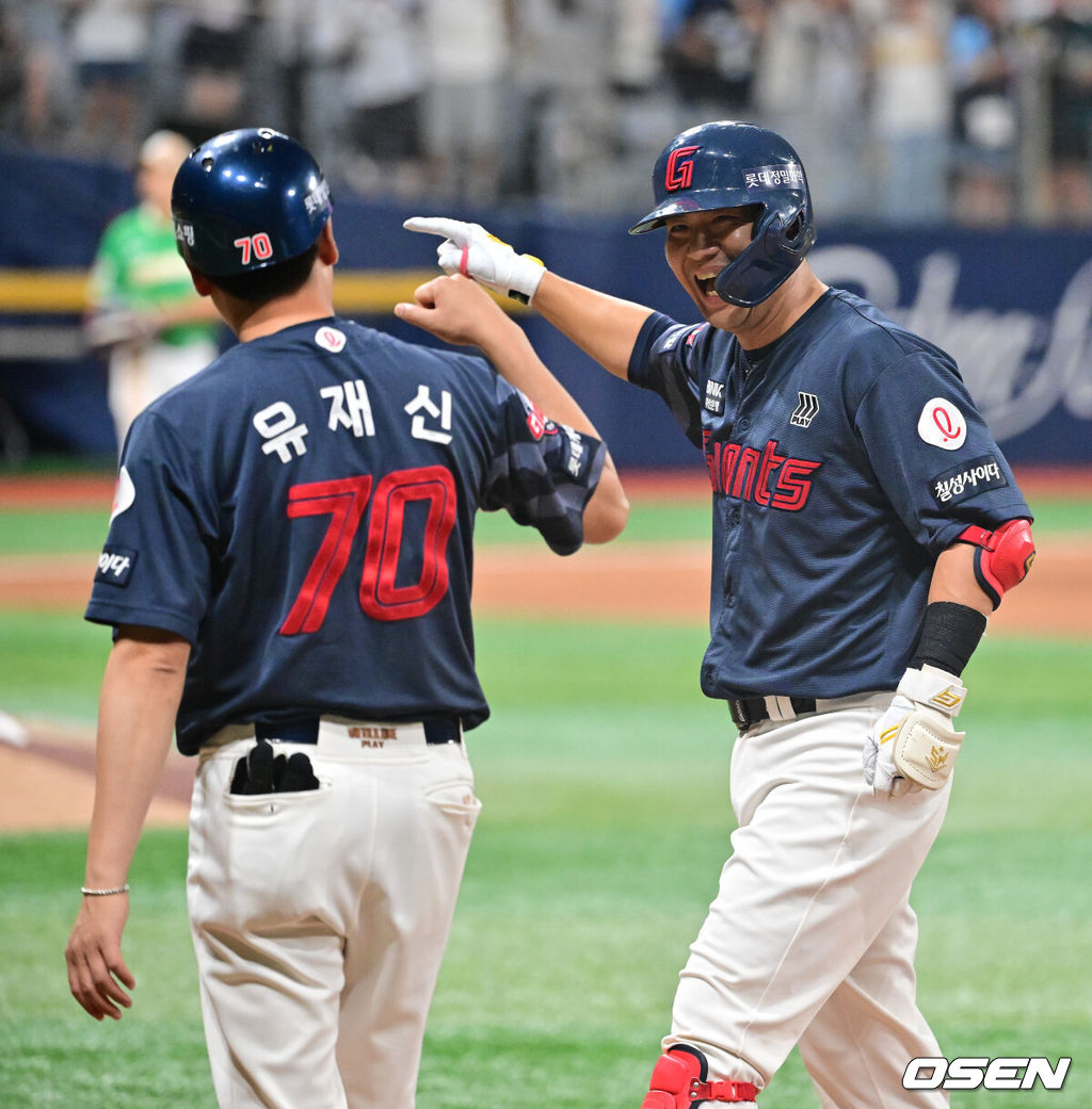 2일 오후 서울 고척스카이돔에서 ‘2025 신한 SOL BANK KBO리그’ 키움 히어로즈와 롯데 자이언츠의 경기가 진행됐다.이날 경기에서 키움은 김윤하를, 롯데는 나균안을 선발투수로 내세웠다.9회초 2사 1,3루 롯데 대타 김민성이 역전 1타점 적시타를 날린뒤 미소 짓고 있다.  2025.08.02 / soul1014@osen.co.kr