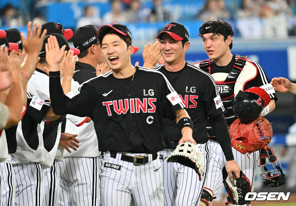 2일 대구삼성라이온즈파크에서 2025 신한 SOL 뱅크 KBO 리그 삼성 라이온즈와 LG 트윈스의 경기가 열렸다. 홈팀 삼성은 원태인이, 방문팀 LG는 에르난데스가 선발 출전했다. LG 트윈스 오지환이 삼성 라이온즈에 3-2로 승리한 후 기쁨을 나누고 있다. 2025.08.02 / foto0307@osen.co.kr