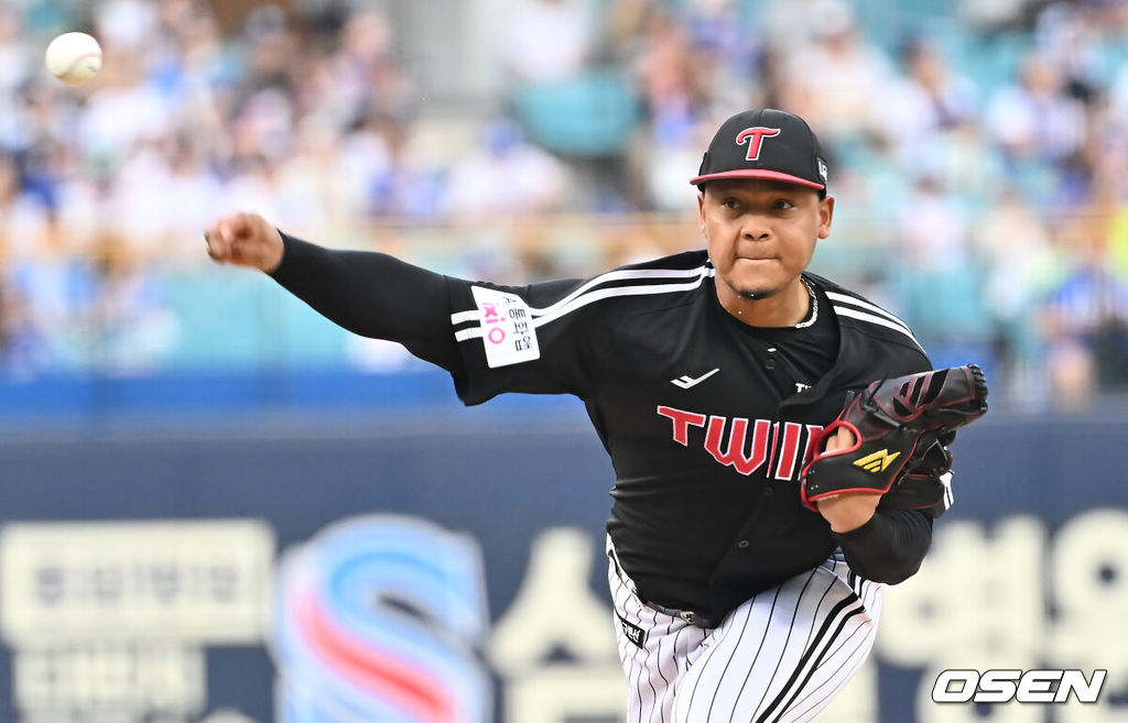 2일 대구삼성라이온즈파크에서 2025 신한 SOL 뱅크 KBO 리그 삼성 라이온즈와 LG 트윈스의 경기가 열렸다. 홈팀 삼성은 원태인이, 방문팀 LG는 에르난데스가 선발 출전했다. LG 트윈스 선발 투수 에르난데스가 역투하고 있다. 2025.08.02 / foto0307@osen.co.kr