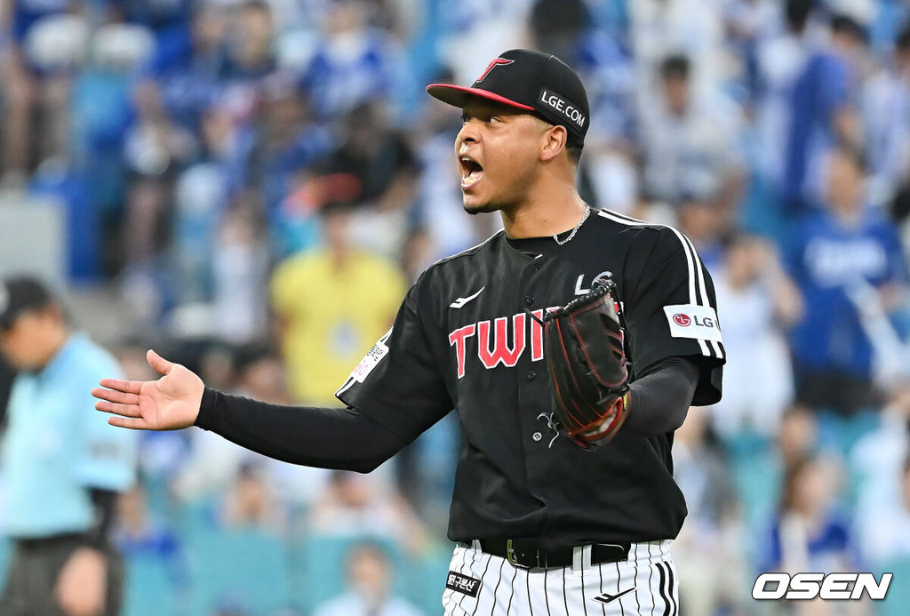 2일 대구삼성라이온즈파크에서 2025 신한 SOL 뱅크 KBO 리그 삼성 라이온즈와 LG 트윈스의 경기가 열렸다. 홈팀 삼성은 원태인이, 방문팀 LG는 에르난데스가 선발 출전했다. LG 트윈스 선발 투수 에르난데스가 4회말 2사 1,2루 삼성 라이온즈 김태훈을 삼진으로 잡고 환호하고 있다. 2025.08.02 / foto0307@osen.co.kr