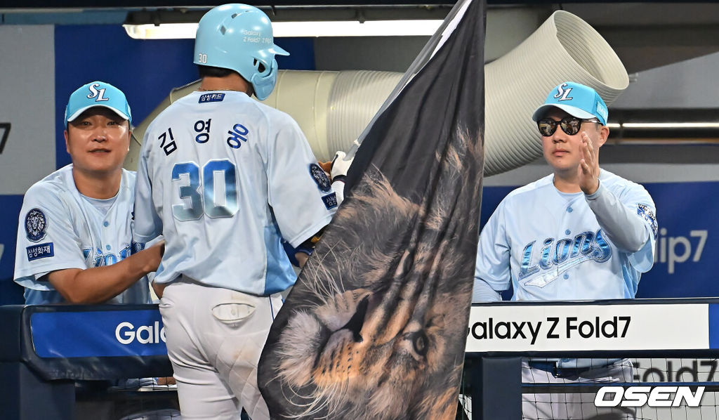 2일 대구삼성라이온즈파크에서 2025 신한 SOL 뱅크 KBO 리그 삼성 라이온즈와 LG 트윈스의 경기가 열렸다. 홈팀 삼성은 원태인이, 방문팀 LG는 에르난데스가 선발 출전했다. 삼성 라이온즈 김영웅이 7회말 우월 동점 솔로 홈런을 치고 박진만 감독과 하이파이브를 하고 있다. 2025.08.02 / foto0307@osen.co.kr