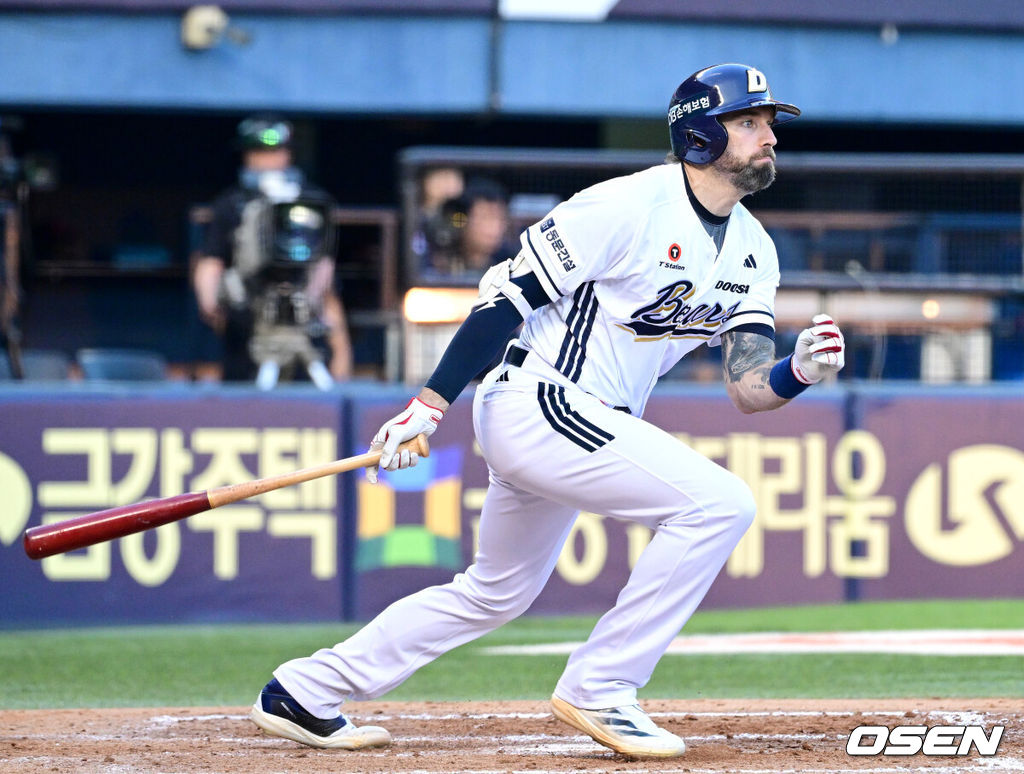 27일 서울 잠실야구장에서 ‘2025 신한 SOL Bank KBO리그’ 두산 베어스와 LG 트윈스의 경기가 열렸다.홈팀 두산은 잭 로그, 방문팀 LG는 최채흥을 선발로 내세웠다.3회말 2사 1, 2루 상황 두산 케이브가 추격의 오른쪽 2타점 2루타를 날리고 있다. 2025.07.27 / dreamer@osen.co.kr