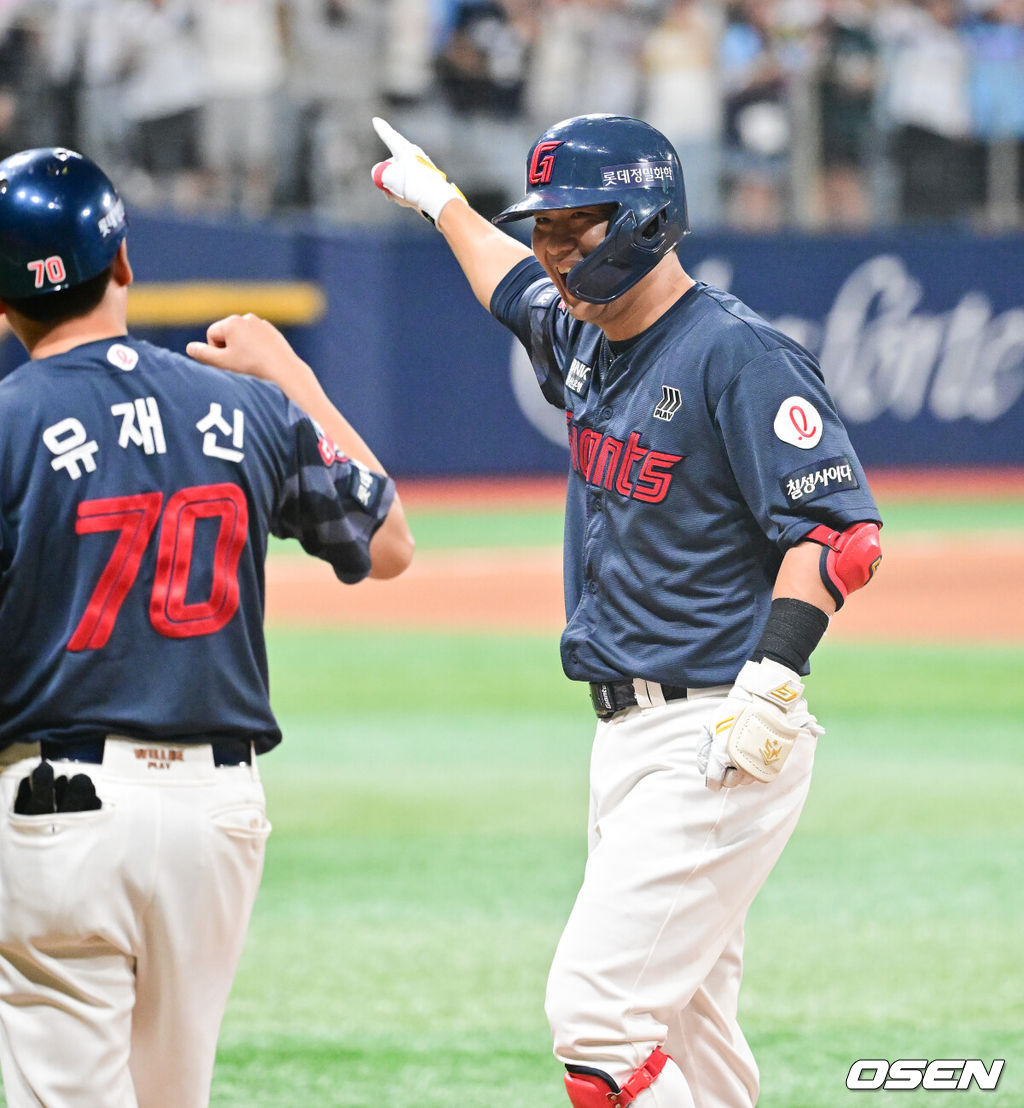 프로야구 롯데 자이언츠가 짜릿한 역전승으로 주말 3연전 1승 1패 균형을 맞췄다. 키움 히어로즈 김윤하는 16연패 탈출까지 아웃카운트 하나만 남겨뒀지만 팀이 충격적인 역전패를 당하고 말았다.롯데는 2일 서울 고척스카이돔에서 열린 ‘2025 신한은행 SOL Bank KBO리그’ 키움과의 경기에서 3-2 역전승을 거뒀다. 이날 승리로 주말 3연전 1승 1패 균형을 맞추는데 성공했다. 9회초 롯데 김민성이 역전 1타점 적시타를 날리고 기뻐하고 있다. 2025.08.02 / soul1014@osen.co.kr