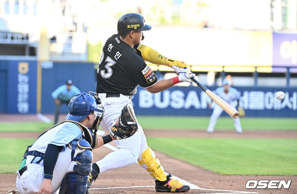24일 창원NC파크에서 2025 신한 SOL 뱅크 KBO 리그 NC 다이노스와 KT 위즈의 경기가 열렸다. 홈팀 NC는 목지훈이, 방문팀 KT는 배제성이 선발 출전했다. KT 위즈 안현민이 1회초 1사 좌익수 앞 안타를 치고 있다. 2025.07.24 / foto0307@osen.co.kr