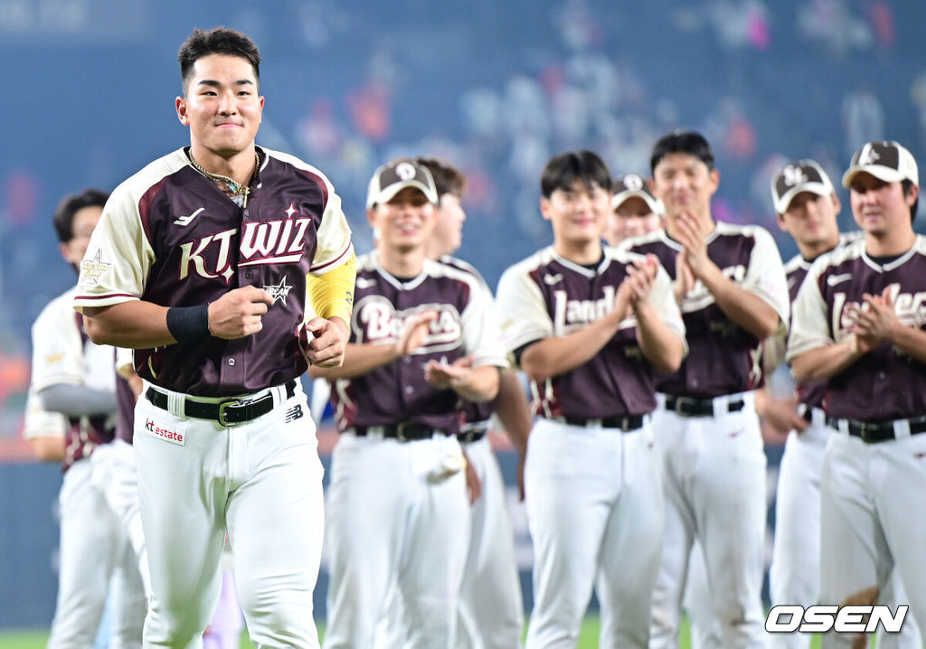 12일 오후 대전 한화생명볼파크에서 ‘2025 신한 SOL Bank KBO리그’ 올스타전이 열렸다.KBO 올스타전 경기는 드림 올스타와 나눔올스타 대표로 나선 총 30명의 선수가 치열한 승부를 펼친다.우수 타자상을 수상한 KT 안현민이 수상에 나서고 있다. 2025.07.12 / dreamer@osen.co.kr
