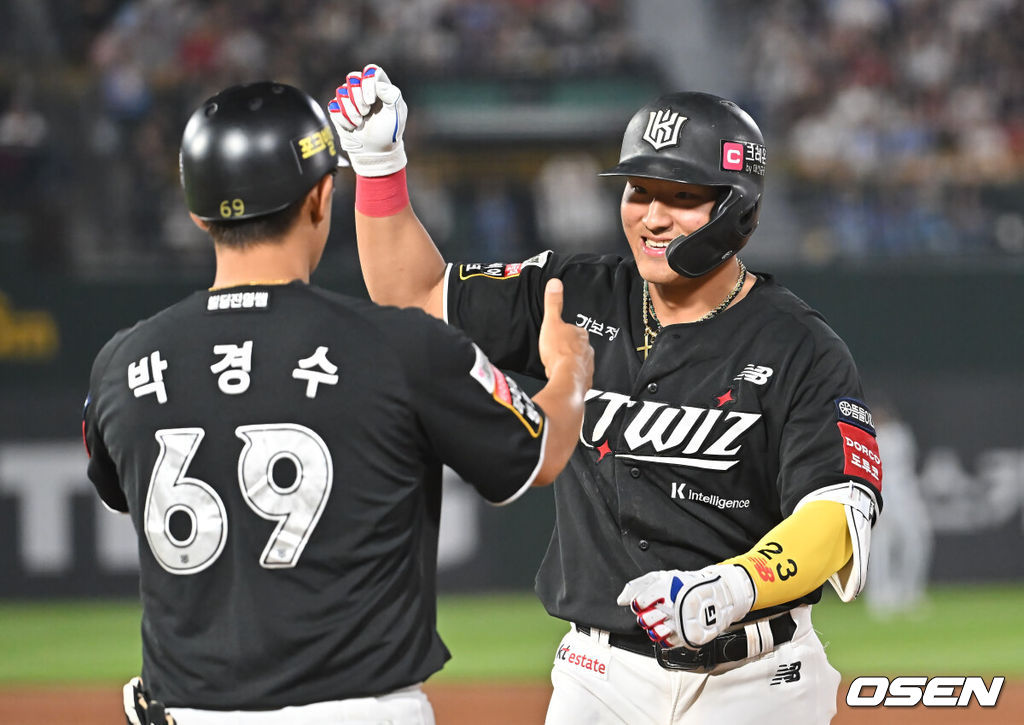 27일 부산 사직야구장에서 2025 신한 SOL 뱅크 KBO 리그 롯데 자이언츠와 KT 위즈의 경기가 열렸다. 홈팀 롯데는 이민석이, 방문팀 삼성은 고영표가 선발 출전했다.KT 위즈 안현민이 7회초 2사 1,2루 좌익수 앞 1타점 안타를 치고 세리머니를 하고 있다. 2025.06.27 / foto0307@osen.co.kr