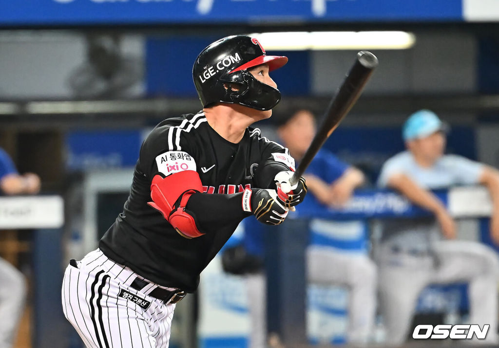 2일 대구삼성라이온즈파크에서 2025 신한 SOL 뱅크 KBO 리그 삼성 라이온즈와 LG 트윈스의 경기가 열렸다. 홈팀 삼성은 원태인이, 방문팀 LG는 에르난데스가 선발 출전했다. LG 트윈스 오지환이 9회초 2사 중월 솔로 홈런을 치고 있다. 2025.08.02 / foto0307@osen.co.kr