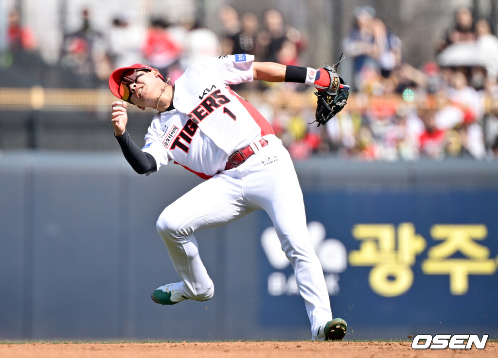 어려운 타구를 포구하는 박찬호./OSEN DB