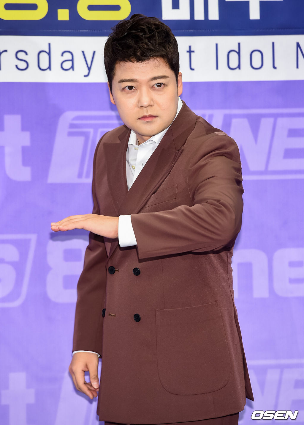 25일 오전 서울 상암동 스탠포드호텔에서 Mnet 예능 ‘TMI NEWS’ 제작발표회가 진행됐다.‘TMI NEWS’는 대한민국 아이돌의 최근 소식부터 공개된 적 없는 다양한 정보들이 뉴스 토크쇼 형식으로 펼쳐지는 예능 프로그램이다.TMI NEWS'의 MC로는 전직 아나운서 출신이자 각종 예능 프로그램에서 전천후로 활약 중인 전현무를 주축으로 박준형, 윤보미, 딘딘이 나선다.전현무가 포즈를 취하고 있다./ soul1014@osen.co.kr
