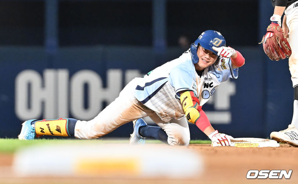 24일 창원NC파크에서 2025 신한 SOL 뱅크 KBO 리그 NC 다이노스와 KT 위즈의 경기가 열렸다. 홈팀 NC는 목지훈이, 방문팀 KT는 배제성이 선발 출전했다. NC 다이노스 최정원이 7회말 1사 우중간 2루타를 치고 세리머니를 하고 있다. 2025.07.24 / foto0307@osen.co.kr