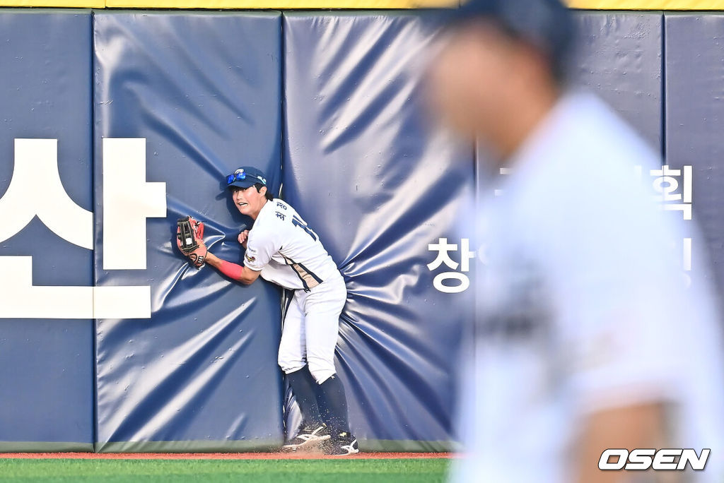 17일 울산 문수야구장에서 2025 신한 SOL 뱅크 KBO 리그 NC 다이노스와 키움 히어로즈의 더블헤더 2차전 경기가 열렸다. 홈팀 NC는 최성영이, 방문팀 키움은 김연주가 선발로 나섰다.NC 다이노스 최정원이 1회초 1사 1루 키움 히어로즈 카디네스의 타구를 몸을 날려 잡고 있다. 2025.05.17 / foto0307@osen.co.kr