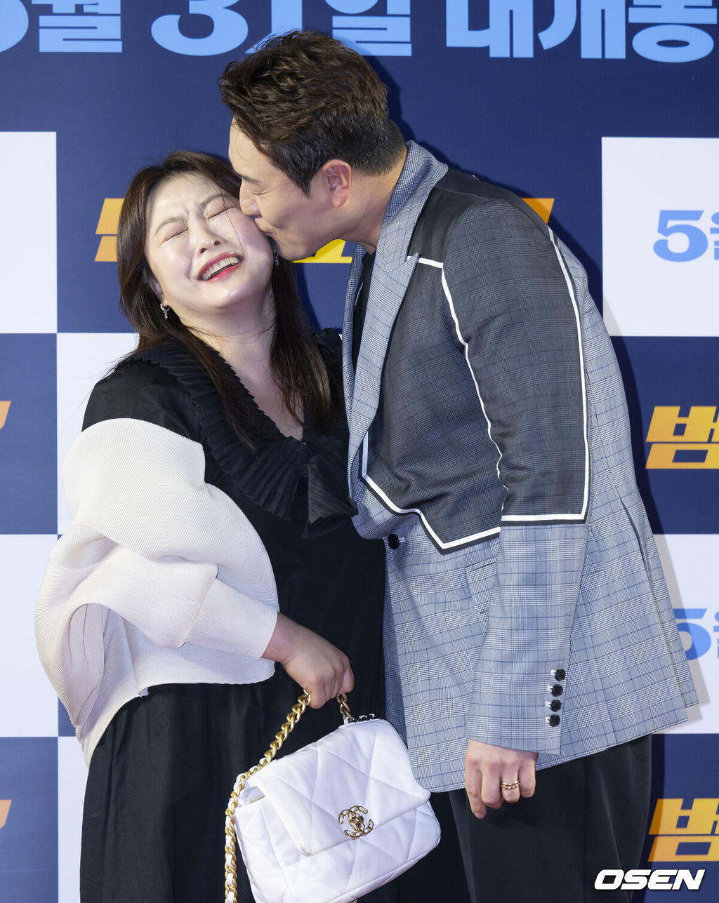 22일 오후 서울 강남구 메가박스 코엑스에서 영화 ‘범죄도시3’ VIP시사회 포토월 행사가 열렸다. 개그맨 심진화, 김원효 부부가 취재진을 향해 포즈를 취하고 있다. 2023.05.22 /ksl0919@osen.co.kr