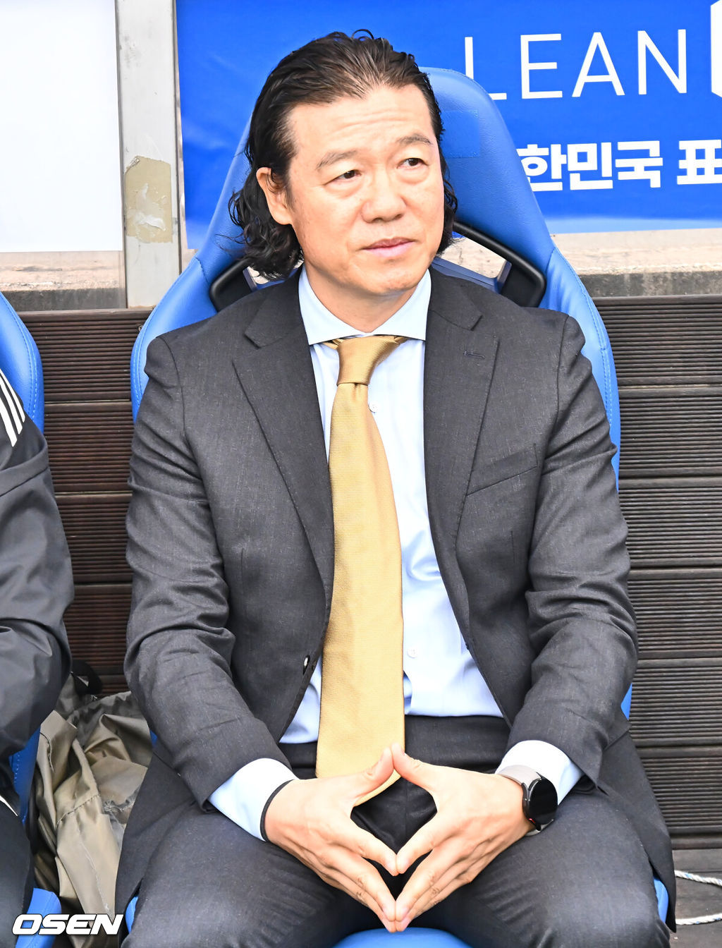1일 울산 문수축구경기장에서 하나은행 K리그1 2025 울산 HD와 전북 현대의 경기가 열렸다.  세대교체를 시도하는 김판곤 감독의 울산과 공격 축구의 부활을 노리는 포옛 감독의 전북이 첫 ‘현대가 더비’를 갖는다. 울산 HD 김판곤 감독이 경기 시작을 기다리고 있다. 2025.03.01 / foto0307@osen.co.kr