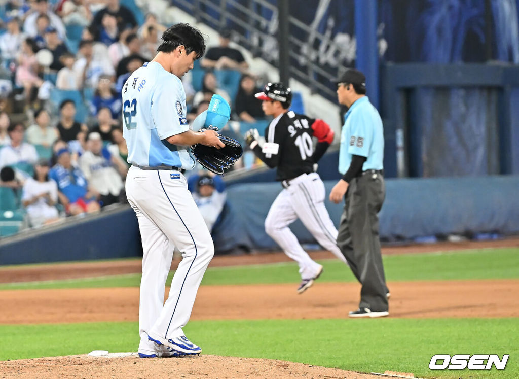 2일 대구삼성라이온즈파크에서 2025 신한 SOL 뱅크 KBO 리그 삼성 라이온즈와 LG 트윈스의 경기가 열렸다. 홈팀 삼성은 원태인이, 방문팀 LG는 에르난데스가 선발 출전했다. 삼성 라이온즈 김재윤이 9회초 2사 LG 트윈스 오지환에게 중월 솔로 홈런을 맞고 아쉬워하고 있다. 2025.08.02 / foto0307@osen.co.kr