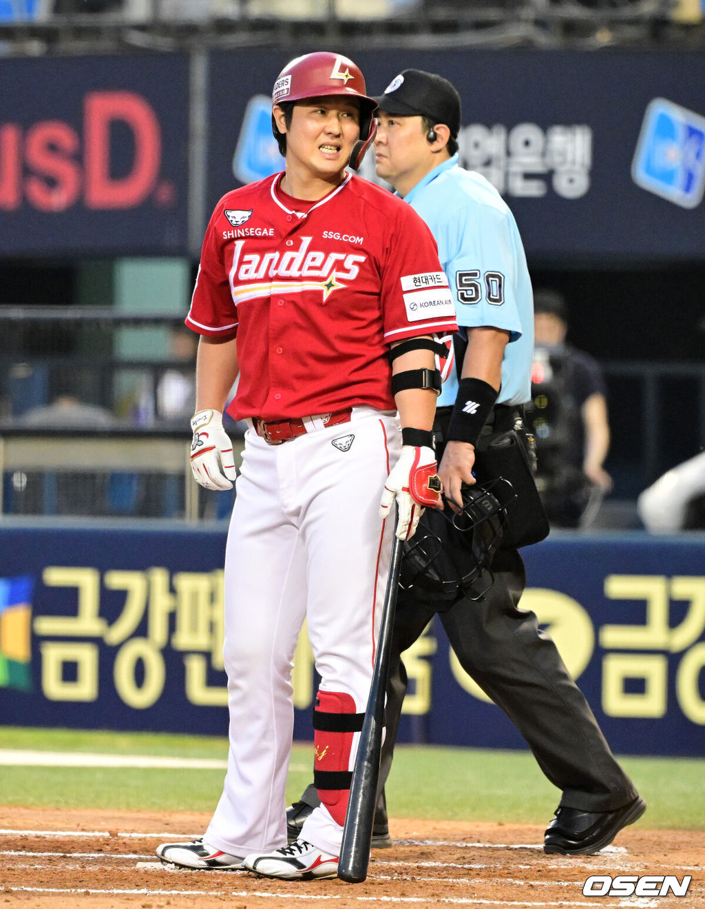 1일 오후 서울 잠실구장에서 ‘2025 신한 SOL Bank KBO리그’ 두산 베어스와 SSG 랜더스의 경기가 열렸다.두산은 곽빈, SSG는 김광현이 선발로 나섰다.3회초 무사 1,2루에서 SSG 최정이 파울 홈런을 날리며 아쉬워하고 있다. 2025.08.01 / jpnews@osen.co.kr