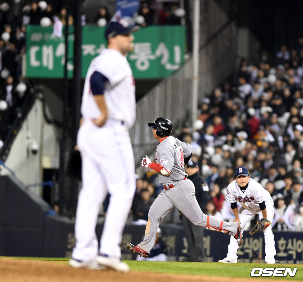 12일 오후 서울 잠실야구장에서 '2018 신한은행 MY CAR KBO 포스트시즌' 한국시리즈 6차전 두산 베어스와 SK 와이번스의 경기가 열렸다.9회초 2사에서 SK 최정이 좌월 솔로 홈런을 치고 그라운드를 달리고 있다./sunday@osen.co.kr