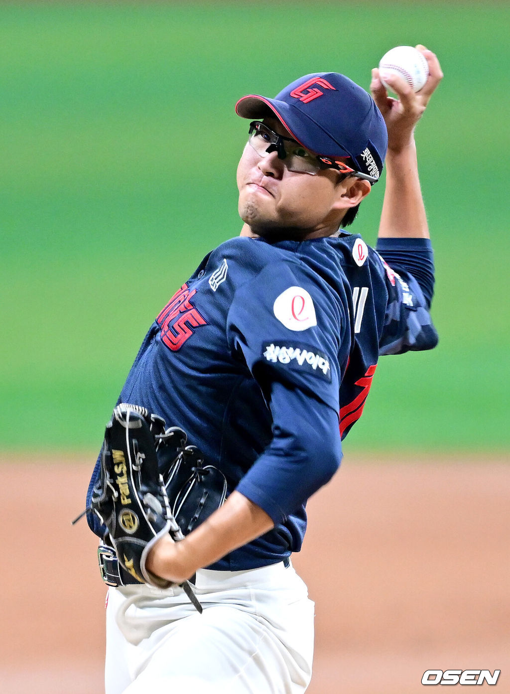 3일 오후 서울 고척스카이돔에서 ‘2025 신한 SOL Bank KBO리그’ 키움 히어로즈와 롯데 자이언츠의 경기가 열렸다.홈팀 키움은 정세영, 방문팀 롯데는 박세웅을 선발로 내세웠다.1회말 롯데 선발 박세웅이 힘차게 공을 뿌리고 있다. 2025.08.03 / dreamer@osen.co.kr