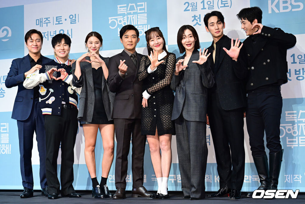 22일 오후 서울 구로구 라마다 신도림 호텔에서 KBS2 새 수목드라마 '독수리 5형제를 부탁해!' 제작발표회가 열렸다. 이날 행사에는 최상열 감독, 배우 엄지원, 안재욱, 최대철, 김동완, 윤박, 이석기, 박효주, 유인영이 참석했다. 배우 최대철, 김동완, 유인영, 안재욱, 엄지원, 박효주, 윤박, 이석기가 포즈를 취하고 있다. 2025.01.22 / ksl0919@osen.co.kr