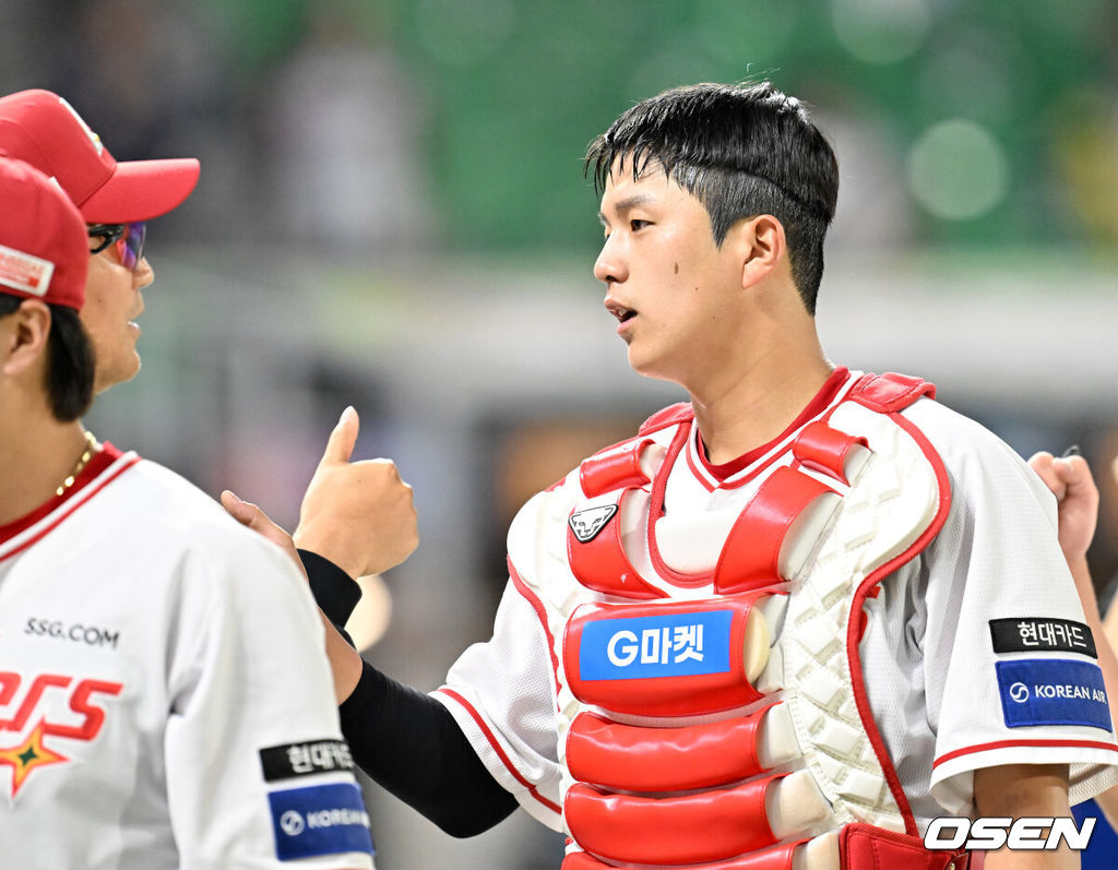 4일 오후 인천 SSG랜더스필드에서 ‘2025 신한 SOL BANK KBO리그’ SSG 랜더스와 삼성 라이온즈의 경기가 열렸다.이 경기에서 SSG은 삼성에 4-1로 승리하며 이틀 연속 제압했다. 삼성은 7연승 후 2연패에 빠졌다. 이 날 SSG 김건우는 데뷔 첫 선발승을 기록했다. 25년 3월 27일 문학 롯데전에서 4.1이닝 무실점으로 구원승을 기록한바 있으며, 선발승은 오늘이 처음이다.(개인 통산 2승)경기를 마치고 SSG 조형우가 이숭용 감독과 하이파이브를 하고 있다. 2025.06.04  / rumi@osen.co.kr