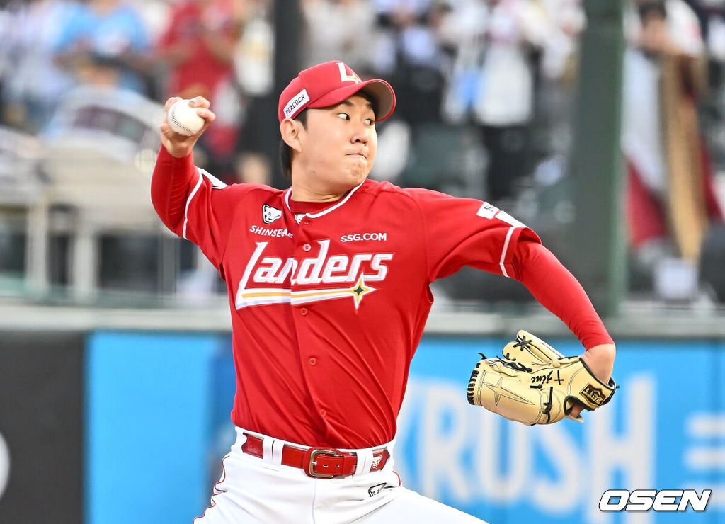 7일 부산 사직야구장에서 2025 신한 SOL 뱅크 KBO 리그 롯데 자이언츠와 SSG 랜더스의 경기가 열렸다. 홈팀 롯데는 데이비슨, 방문팀 SSG는 송영진이 선발 출전했다.SSG 랜더스 선발 투수 송영진이 역투하고 있다. 2025.05.07 / foto0307@osen.co.kr