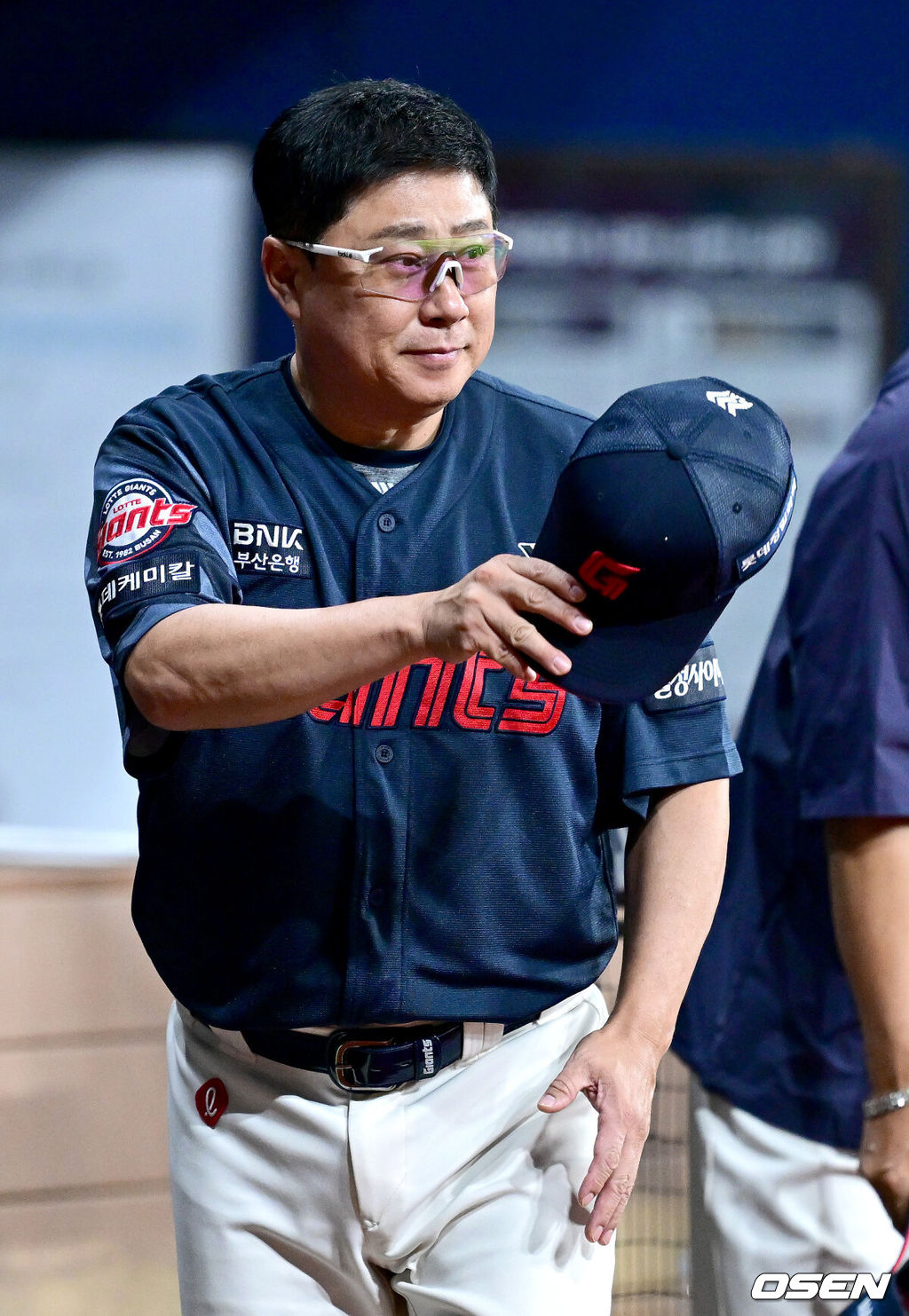 3일 오후 서울 고척스카이돔에서 ‘2025 신한 SOL Bank KBO리그’ 키움 히어로즈와 롯데 자이언츠의 경기가 열렸다.홈팀 키움은 정세영, 방문팀 롯데는 박세웅을 선발로 내세웠다.경기를 앞두고 롯데 김태형 감독이 키움 더그아웃을 향해 인사를 전하고 있다. 2025.08.03 / dreamer@osen.co.kr