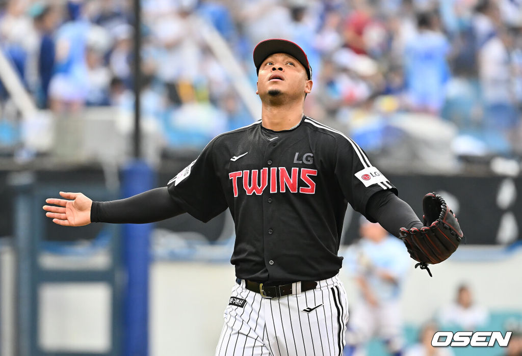 2일 대구삼성라이온즈파크에서 2025 신한 SOL 뱅크 KBO 리그 삼성 라이온즈와 LG 트윈스의 경기가 열렸다. 홈팀 삼성은 원태인이, 방문팀 LG는 에르난데스가 선발 출전했다. LG 트윈스 선발 투수 에르난데스가 3회말 수비를 무실점으로 막고 세리머니를 하고 있다. 2025.08.02 / foto0307@osen.co.kr