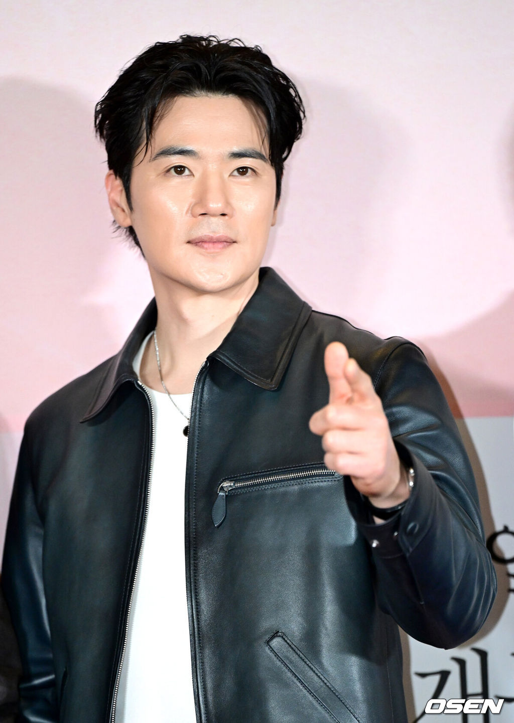 24일 오후 서울 용산 CGV에서 영화 ‘파과’(감독 민규동) VIP시사회가 열렸다.영화 ‘파과'는 바퀴벌레 같은 인간들을 처리하는 조직에서 40여 년간 활동한 레전드 킬러 ‘조각(이혜영)’과 평생 그를 쫓은 미스터리한 킬러 ‘투우(김성철)’의 강렬한 대결을 그린 액션 드라마다.배우 김강우가 VIP시사회에 참석해 포토타임을 하고 있다. 2025.04.24 / dreamer@osen.co.kr