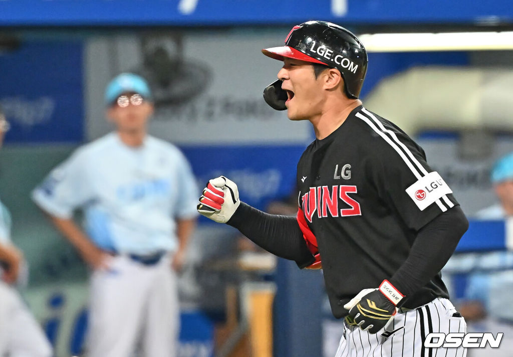 2일 대구삼성라이온즈파크에서 2025 신한 SOL 뱅크 KBO 리그 삼성 라이온즈와 LG 트윈스의 경기가 열렸다. 홈팀 삼성은 원태인이, 방문팀 LG는 에르난데스가 선발 출전했다. LG 트윈스 오지환이 9회초 2사 중월 솔로 홈런을 치고 포효하고 있다. 2025.08.02 / foto0307@osen.co.kr