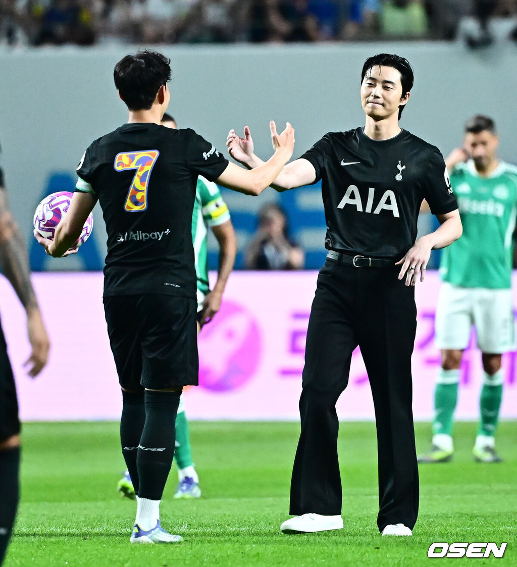 3일 오후 서울월드컵경기장에서 쿠팡플레이 시리즈 2025 2경기, 토트넘 홋스퍼 FC와 뉴캐슬 유나이티드 FC의 프리시즌 친선경기가 열렸다.토트넘 손흥민의 고별전이자 양민혁과 뉴캐슬 박승수의 맞대결로 주목받는 이번 경기는 단순한 프리시즌 친선경기가 아닌, 전설의 마지막, 신예의 등장 교차점이라는 특별한 의미가 더해진다.배우 박서준이 시축을 마치고 토트넘 손흥민과 인사를 나누고 있다. 2025.08.03 / jpnews@osen.co.kr