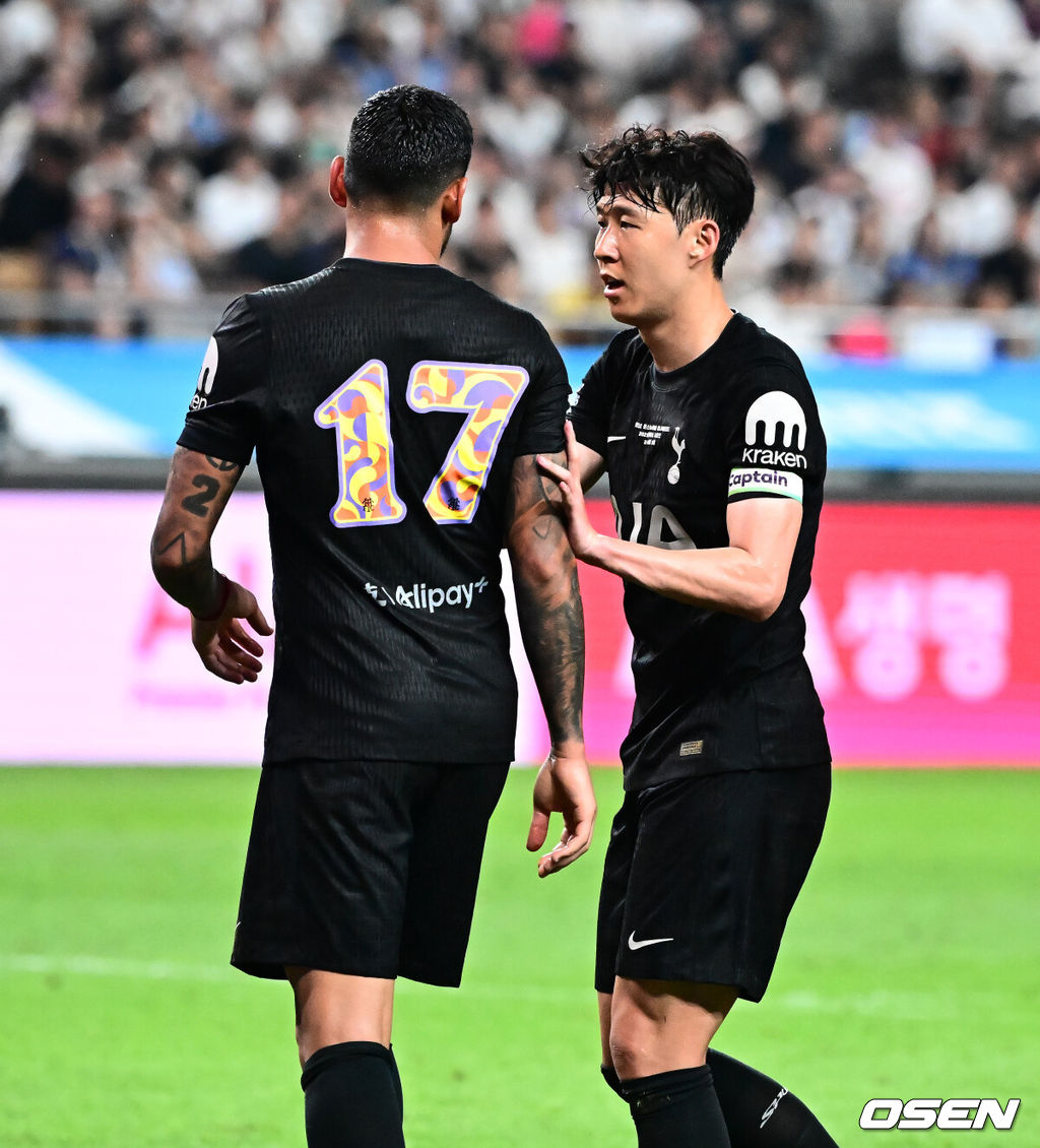 3일 오후 서울월드컵경기장에서 쿠팡플레이 시리즈 2025 2경기, 토트넘 홋스퍼 FC와 뉴캐슬 유나이티드 FC의 프리시즌 친선경기가 열렸다.토트넘 손흥민의 고별전이자 양민혁과 뉴캐슬 박승수의 맞대결로 주목받는 이번 경기는 단순한 프리시즌 친선경기가 아닌, 전설의 마지막, 신예의 등장 교차점이라는 특별한 의미가 더해진다.전반 토트넘 손흥민이 뉴캐슬 선수들과 신경전을 벌이는 로메로를 진정시키고 있다. 2025.08.03 / jpnews@osen.co.kr