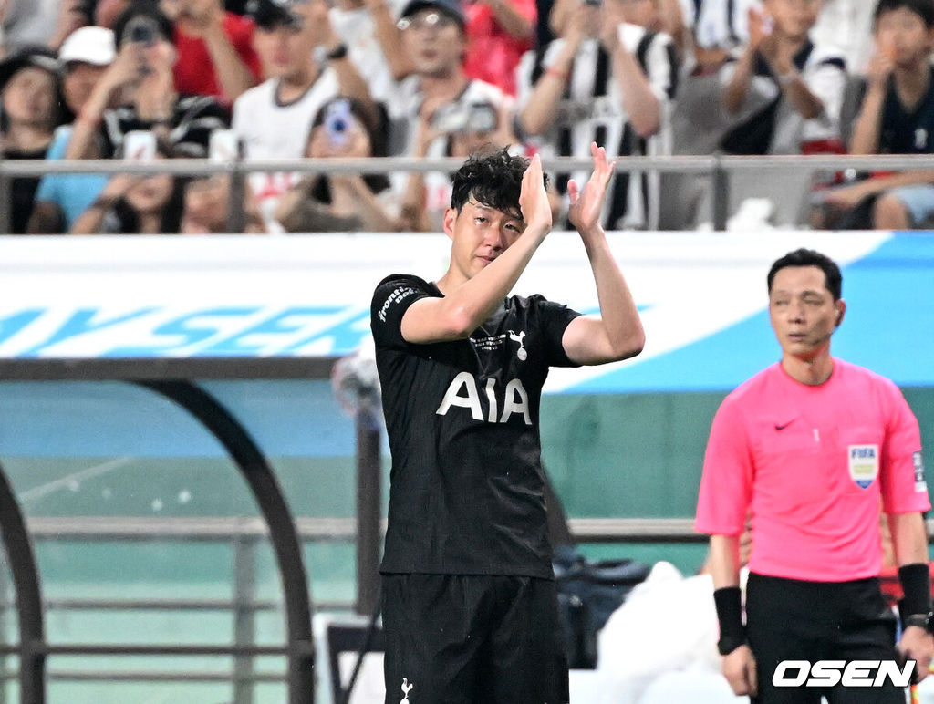 3일 오후 서울월드컵경기장에서 쿠팡플레이 시리즈 2025 2경기, 토트넘 홋스퍼 FC와 뉴캐슬 유나이티드 FC의 프리시즌 친선경기가 열렸다.토트넘 손흥민의 고별전이자 양민혁과 뉴캐슬 박승수의 맞대결로 주목받는 이번 경기는 단순한 프리시즌 친선경기가 아닌, 전설의 마지막, 신예의 등장 교차점이라는 특별한 의미가 더해진다.후반 교체된 토트넘 홋스퍼 손흥민이 눈물을 흘리고 있다. 2025.08.03 /sunday@osen.co.kr