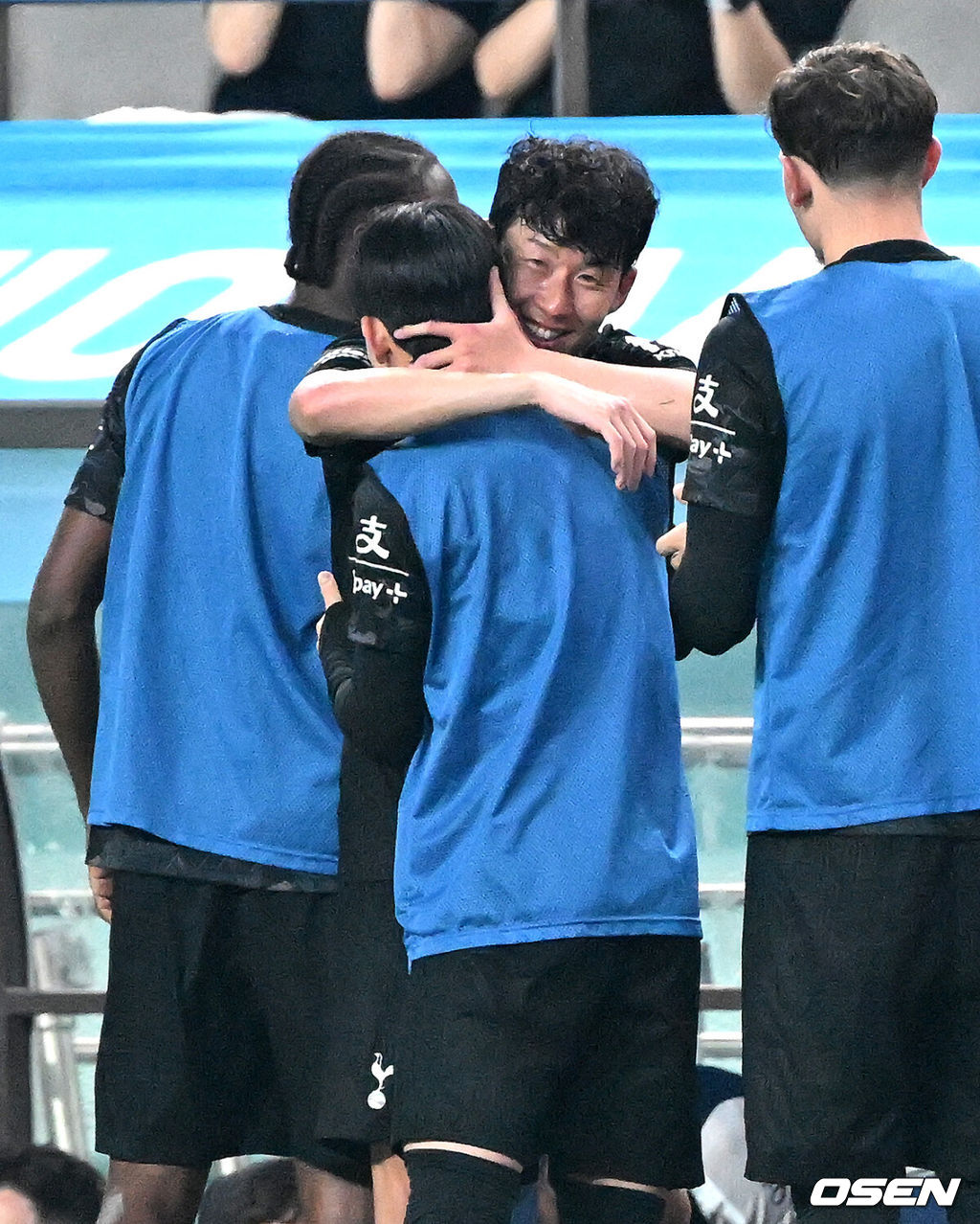 3일 오후 서울월드컵경기장에서 쿠팡플레이 시리즈 2025 2경기, 토트넘 홋스퍼 FC와 뉴캐슬 유나이티드 FC의 프리시즌 친선경기가 열렸다.토트넘 손흥민의 고별전이자 양민혁과 뉴캐슬 박승수의 맞대결로 주목받는 이번 경기는 단순한 프리시즌 친선경기가 아닌, 전설의 마지막, 신예의 등장 교차점이라는 특별한 의미가 더해진다.후반 교체된 토트넘 홋스퍼 손흥민이 양민혁과 포옹을 나누고 있다. 2025.08.03 /sunday@osen.co.kr