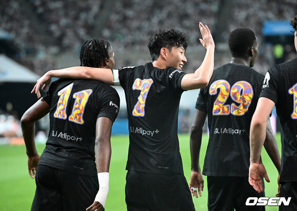 3일 오후 서울월드컵경기장에서 쿠팡플레이 시리즈 2025 2경기, 토트넘 홋스퍼 FC와 뉴캐슬 유나이티드 FC의 프리시즌 친선경기가 열렸다.토트넘 손흥민의 고별전이자 양민혁과 뉴캐슬 박승수의 맞대결로 주목받는 이번 경기는 단순한 프리시즌 친선경기가 아닌, 전설의 마지막, 신예의 등장 교차점이라는 특별한 의미가 더해진다.전반 토트넘 홋스퍼 손흥민이 선제골을 기록한 브레넌 존슨과 환호하고 있다. 2025.08.03 /sunday@osen.co.kr