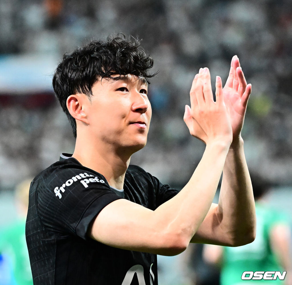 손흥민(33, 토트넘)의 토트넘 홋스퍼 커리어가 막을 내렸다. 선발로 출전해 약 65분을 소화한 그는 뜨거운 반응을 이끌어내며 교체아웃됐다. 토트넘은 뉴캐슬 유나이티드를 상대로 무승부를 만들어냈다.토트넘 홋스퍼는 3일 오후 8시 서울월드컵경기장에서 열린 쿠팡플레이 시리즈 2025 2경기 뉴캐슬 유나이티드와 프리시즌 친선경기를 치러 1-1 무승부를 거뒀다.토트넘 손흥민이 팬들에게 인사를 하고 있다. 2025.08.03 / jpnews@osen.co.kr